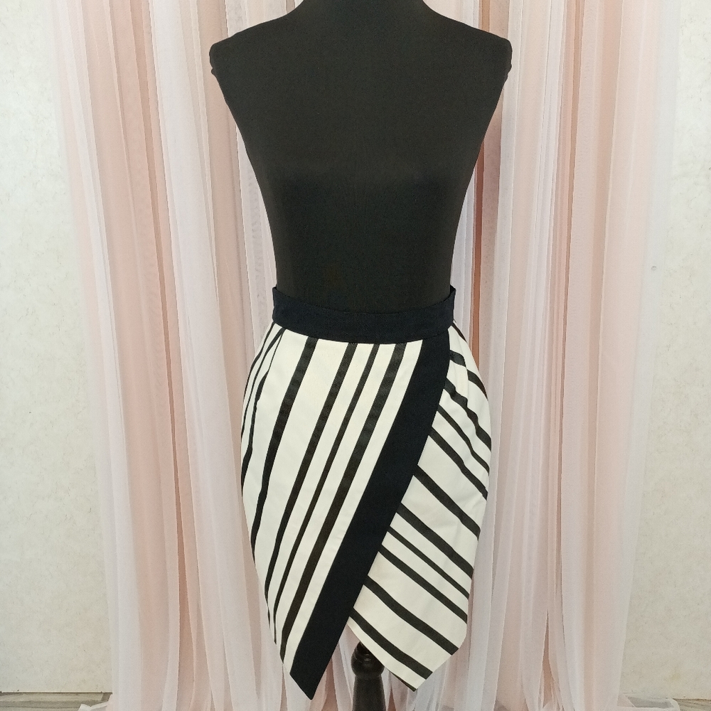 NWT H & M Asymmetrical Tulip Skirt size 8